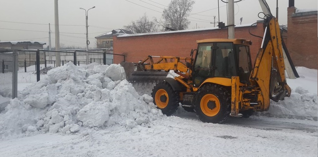 Экскаватор погрузчик для уборки снега и погрузки в самосвалы для вывоза в Алтае Республике