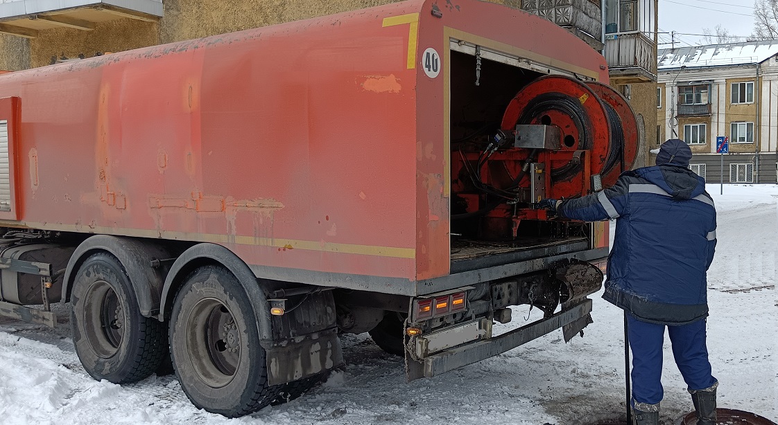 Каналопромывочная машина и работник прочищают засор в канализационной системе в Артыбаше
