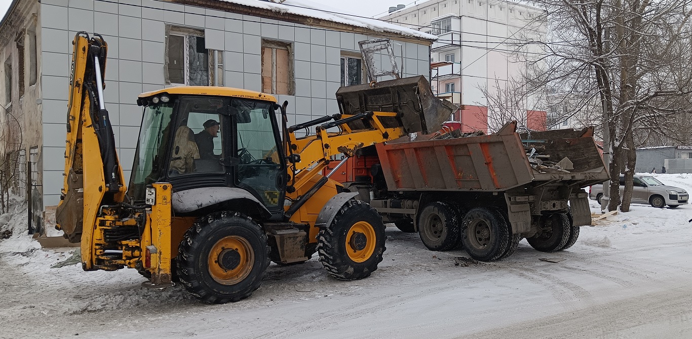 Уборка и вывоз строительного мусора, ТБО с помощью экскаватора и самосвала в Алтае Республике